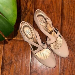 Lifestride Soft System Parker Patent Leather Cream Heels Size 12